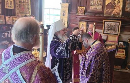 Fr Alessandro receives the gold cross
