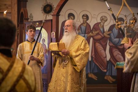 Met Tikhon at Divine Liturgy